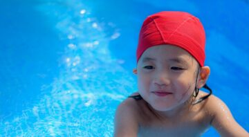 プールで水に慣れる子ども