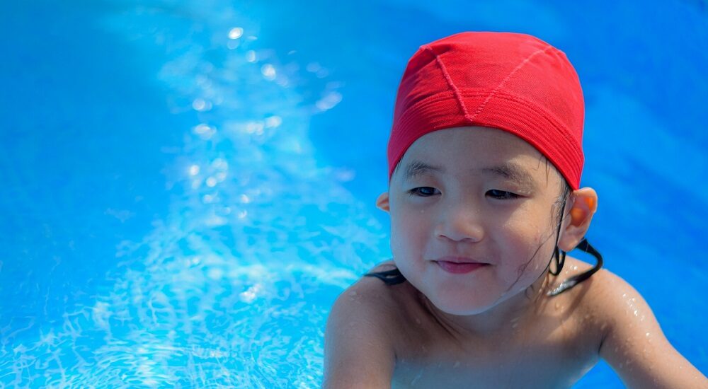 プールで水に慣れる子ども